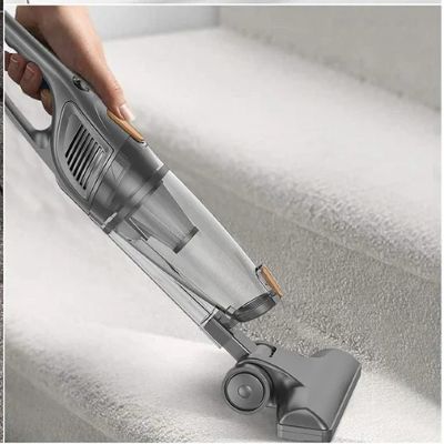 Aspirateur a la main sur escalier