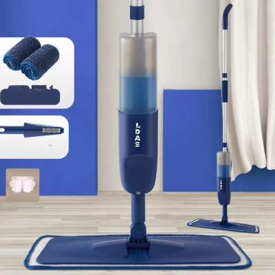 Serpillère bleu proche rideau