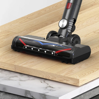 Aspirateur balai sans fil sur plancher bois