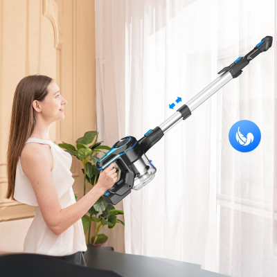 Aspirateur balai sans fil sur rideau