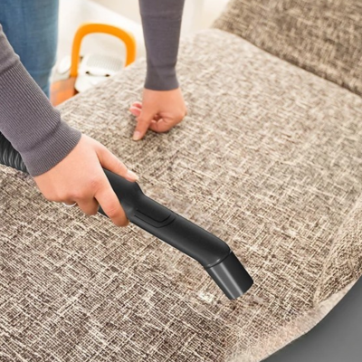 Aspirateur industriel sur fauteuil