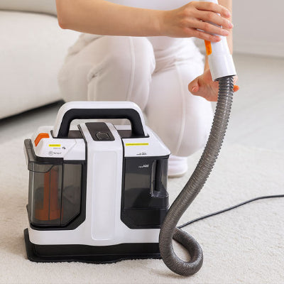 Aspirateur portable en main