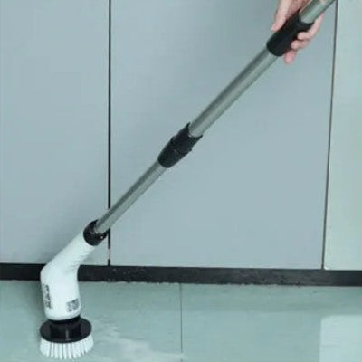 Balai brosse dans main