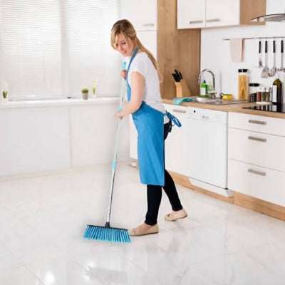Balai nettoyage sol dans cuisine
