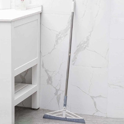 Balai proche armoire