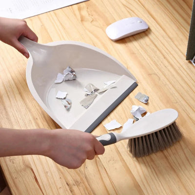 Pelle balayette sur table