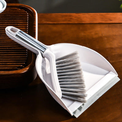 Pelle et balayette sur table