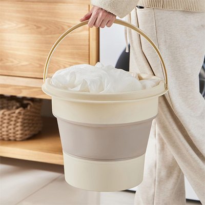 Seau pliable en main