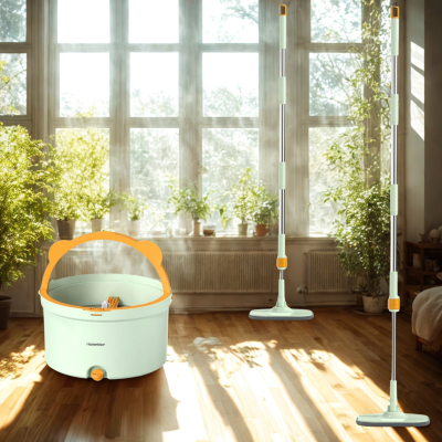 Serpillière et eau sur plancher