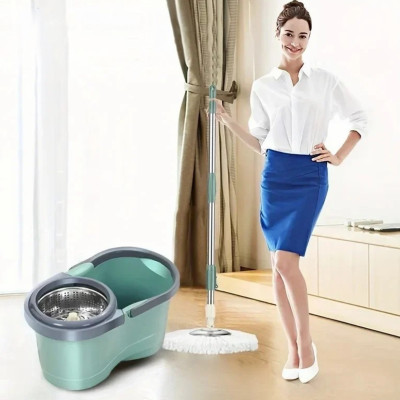 Serpillière et seau avec femme