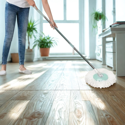 Serpillière et seau en main