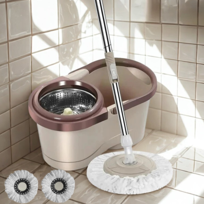 Serpillière et seau marron