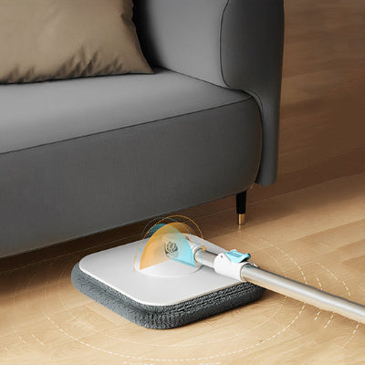 Serpillière et seau sous fauteuil